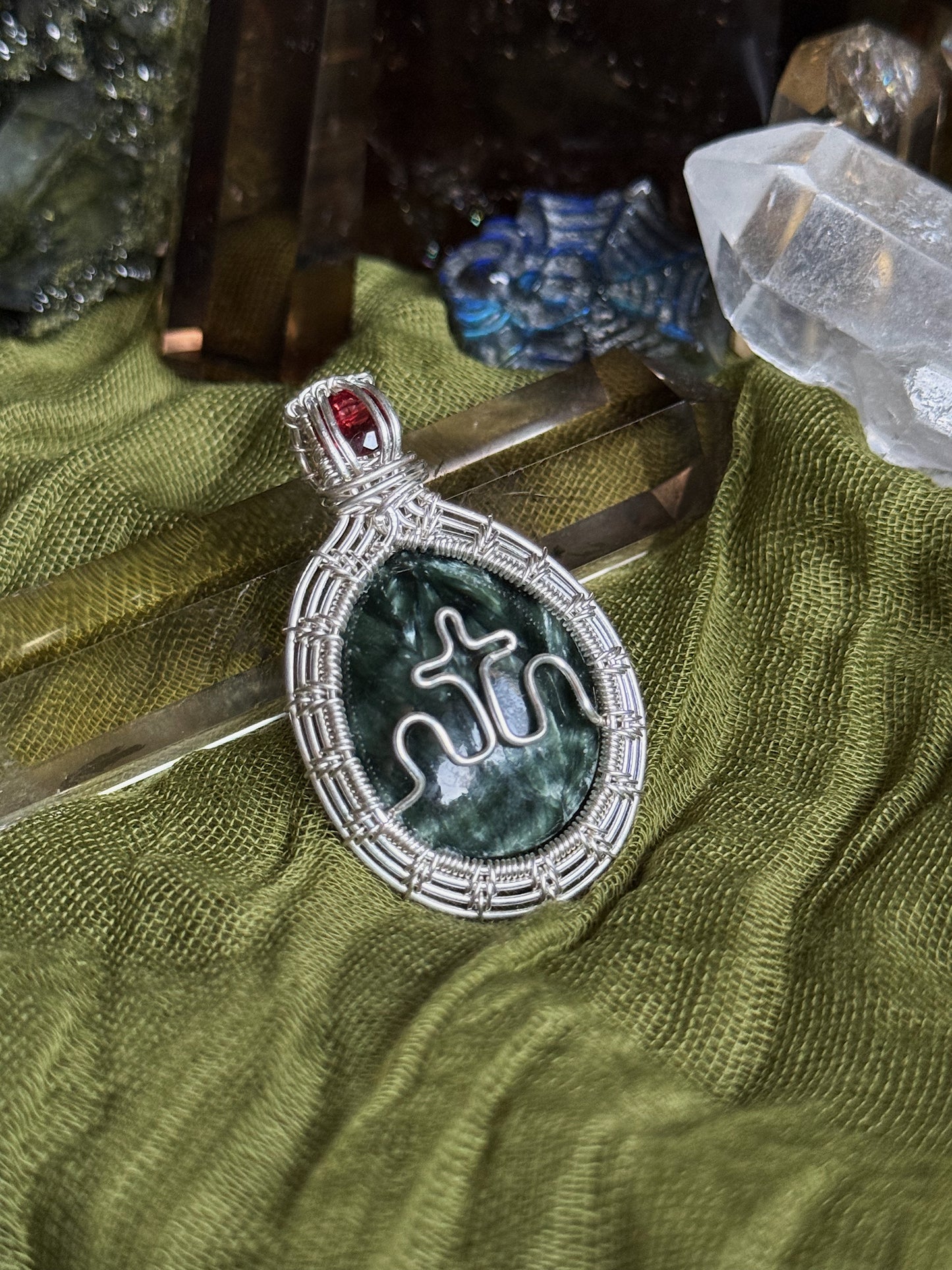 Serephinite & garnet pendant